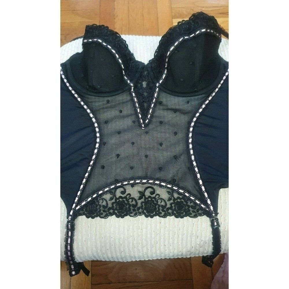 Jezebel bustier lingerie 36D white / Pink/ BLACK lace Ruffle Garter - Picture 5 of 6